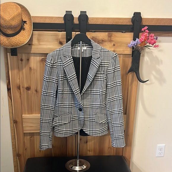 Classic Black and White Houndstooth Blazer with Notched Lapel - Picture 1 of 6